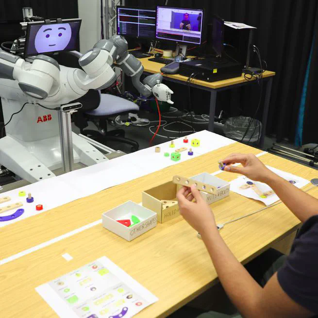 Static and Temporal Differences in Social Signals Between Error-Free and Erroneous Situations in Human-Robot Collaboration